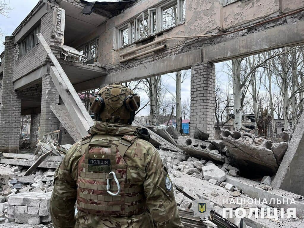 П’ятеро людей загинули, трьох поранено, поліція Донеччини документує наслідки обстрілів рф