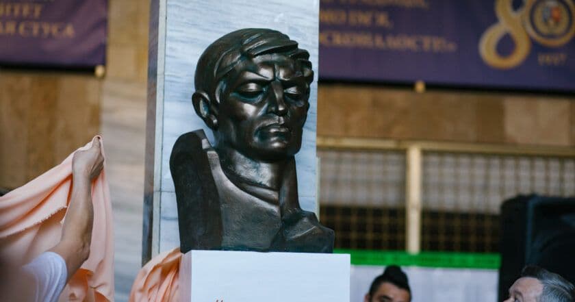Погруддя Василя Стуса у ДонНУ