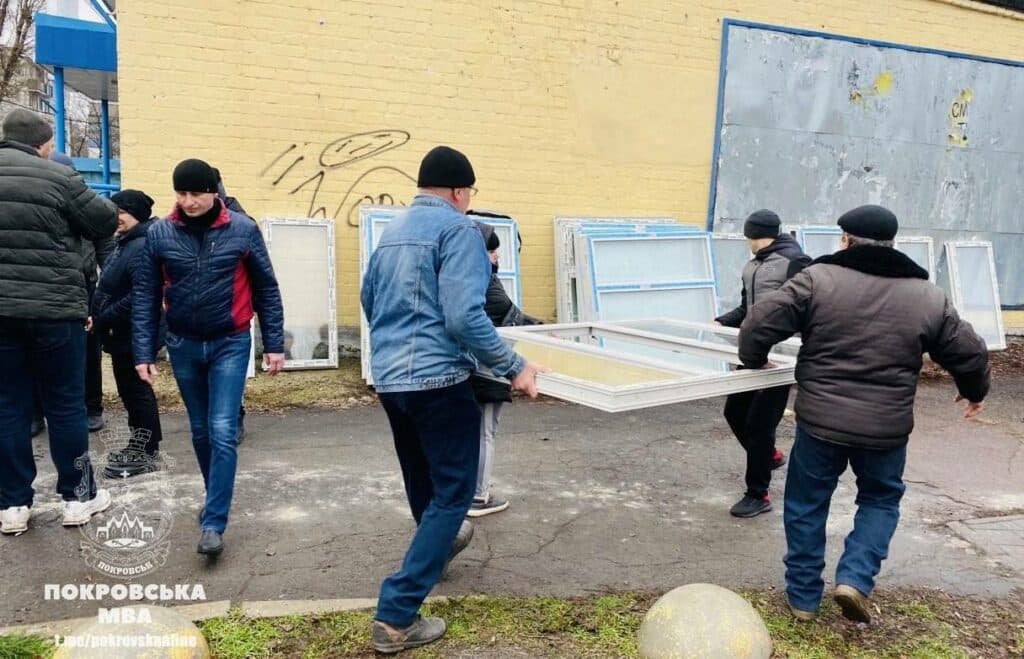 Американський благодійний фонд надіслав вантаж для відновлення пошкоджених вікон у Покровську (фото)