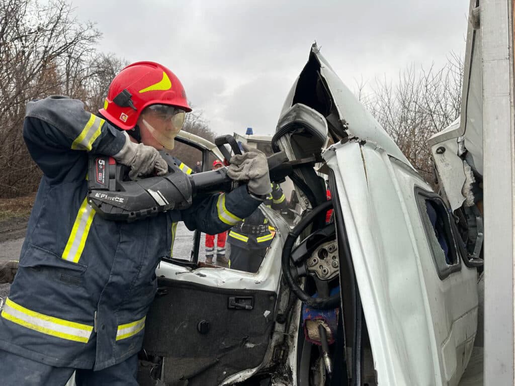 У Покровському районі рятувальники деблокували постраждалого чоловіка з понівеченого автомобіля