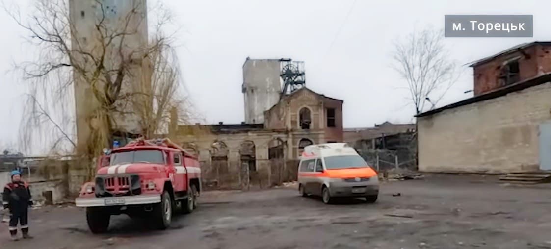 У Торецьку після авіаційного удару рятувальники врятували з-під завалів чоловіка і назвали кількість загиблих (відео)
