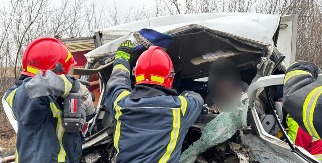 У Покровському районі рятувальники деблокували постраждалого чоловіка з понівеченого автомобіля