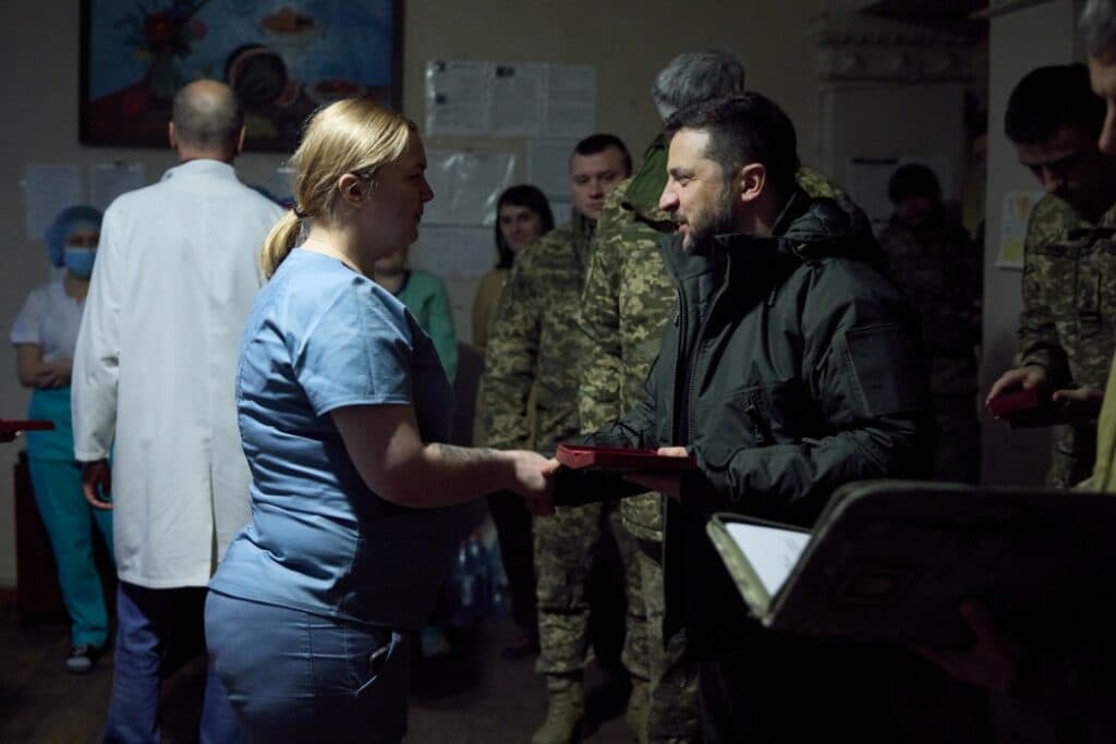 Зеленський відвідав передову хірургічну групу для поранених бійців з Донеччини (фото)