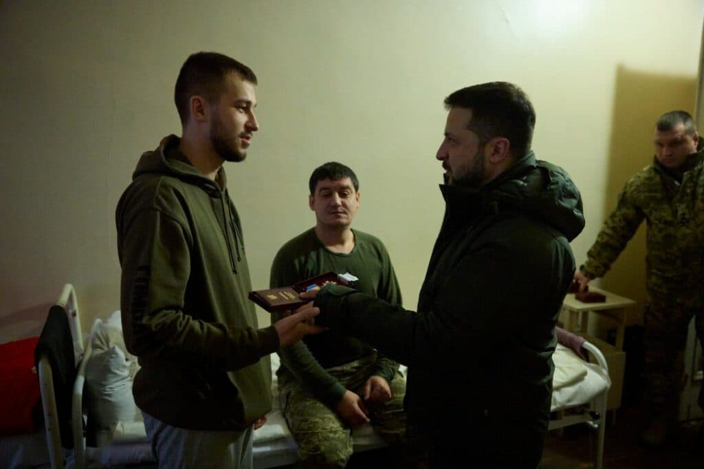 Зеленський відвідав передову хірургічну групу для поранених бійців з Донеччини (фото)