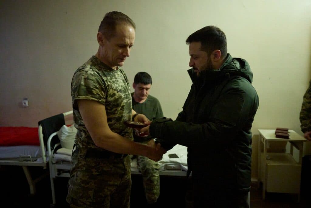 Зеленський відвідав передову хірургічну групу для поранених бійців з Донеччини (фото)