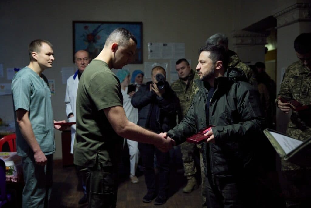 Зеленський відвідав передову хірургічну групу для поранених бійців з Донеччини (фото)