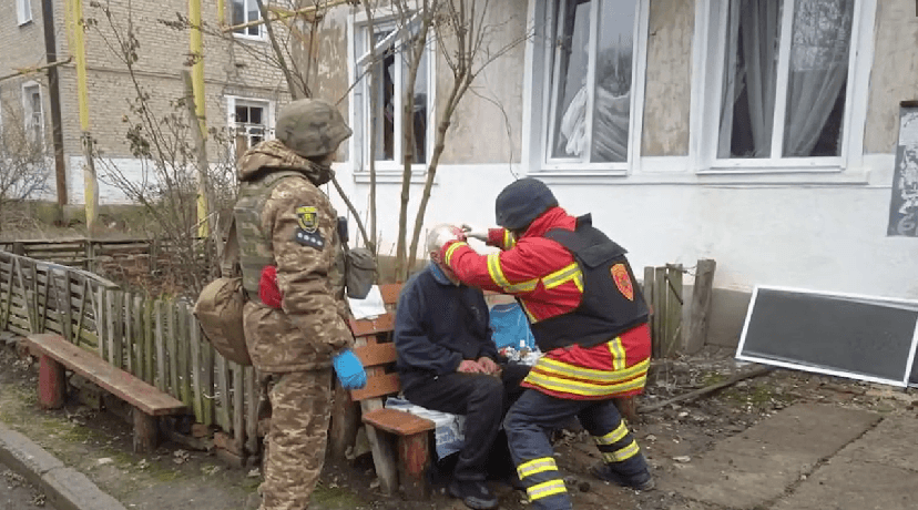 Обстріл Торецька: рятувальники надали допомогу постраждалим внаслідок авіаційного удару