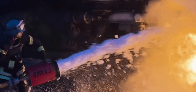 У ДСНС показали, як рятувальники в Кураховому під російським обстрілом ліквідовують пожежу