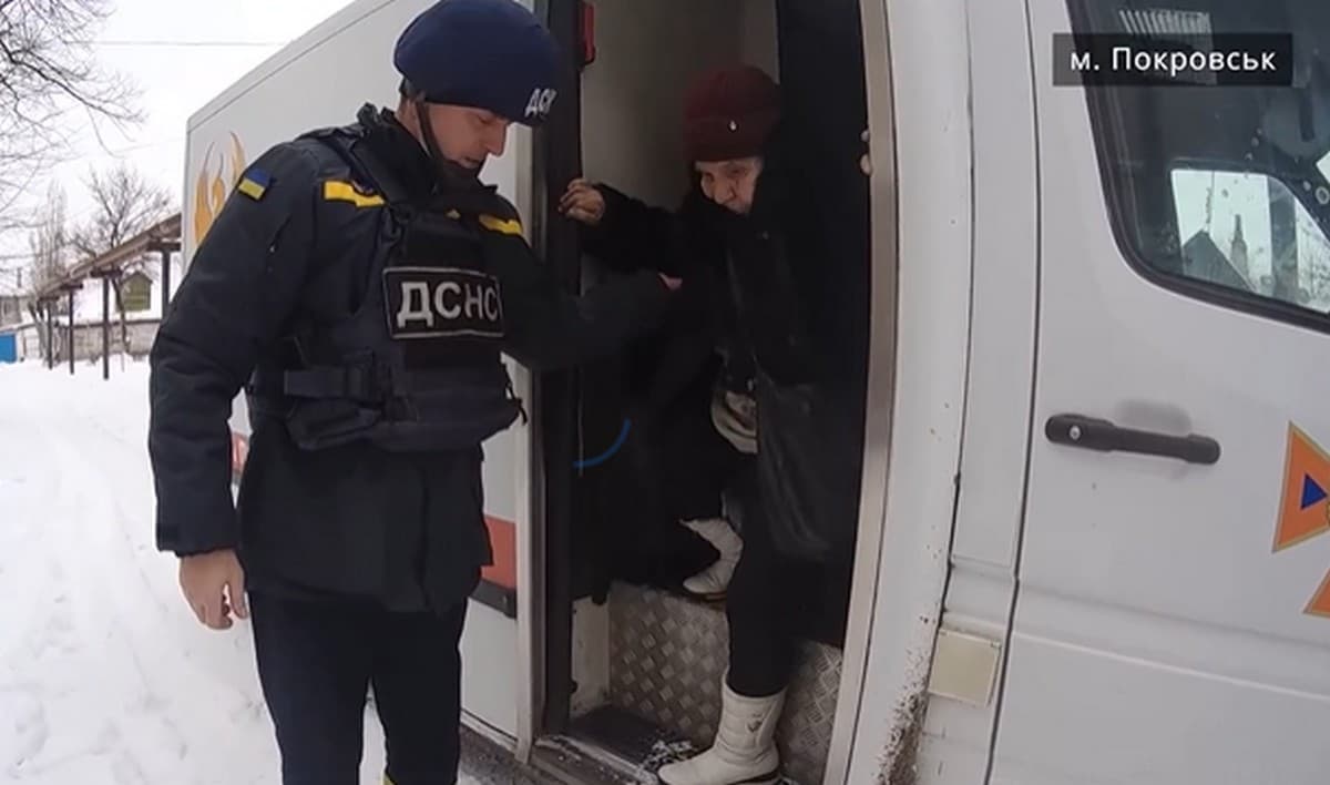 Рятувальники евакуаційної групи вивезли двох жінок з Авдіївського напрямку (відео)