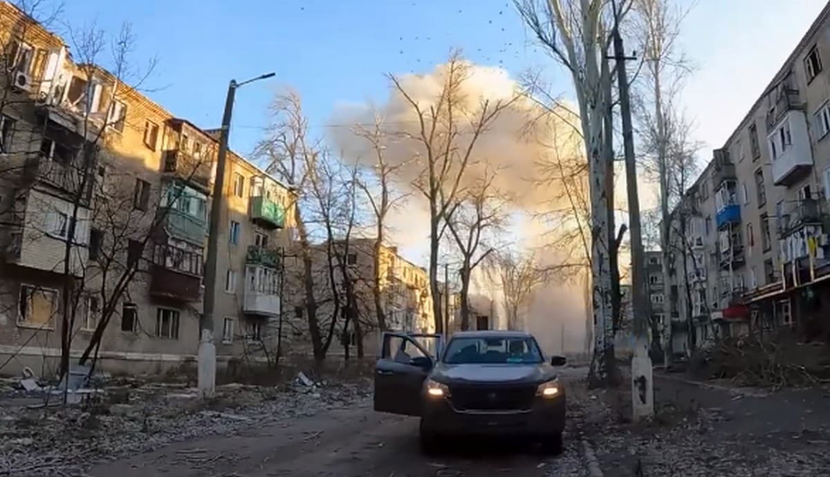 Поліцейські евакуювали з Авдіївки двох тяжкопоранених жінок під ударами БПЛА (відео)