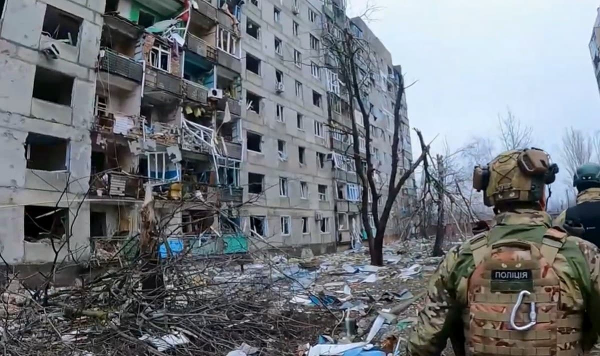 Будинок родини пенсіонерів потрапив під обстріл в Авдіївці: 6 людей евакуювали з міста, є травмовані і загиблий (відео)