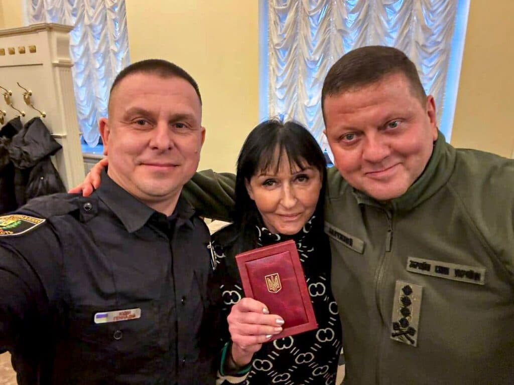 Зеленський і Залужний відзначили роботу поліцейського "Білого янгола" з Авдіївки Геннадія Юдіна