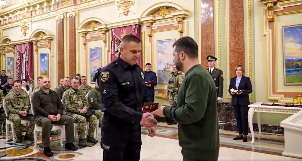 Зеленський відзначив нагородою поліцейського "білого янгола" з Авдіївки Геннадія Юдіна