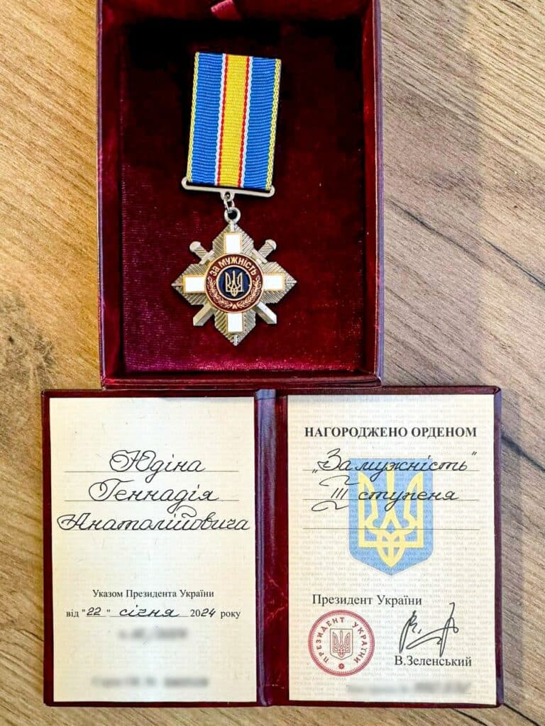 Зеленський і Залужний відзначили роботу поліцейського "Білого янгола" з Авдіївки Геннадія Юдіна