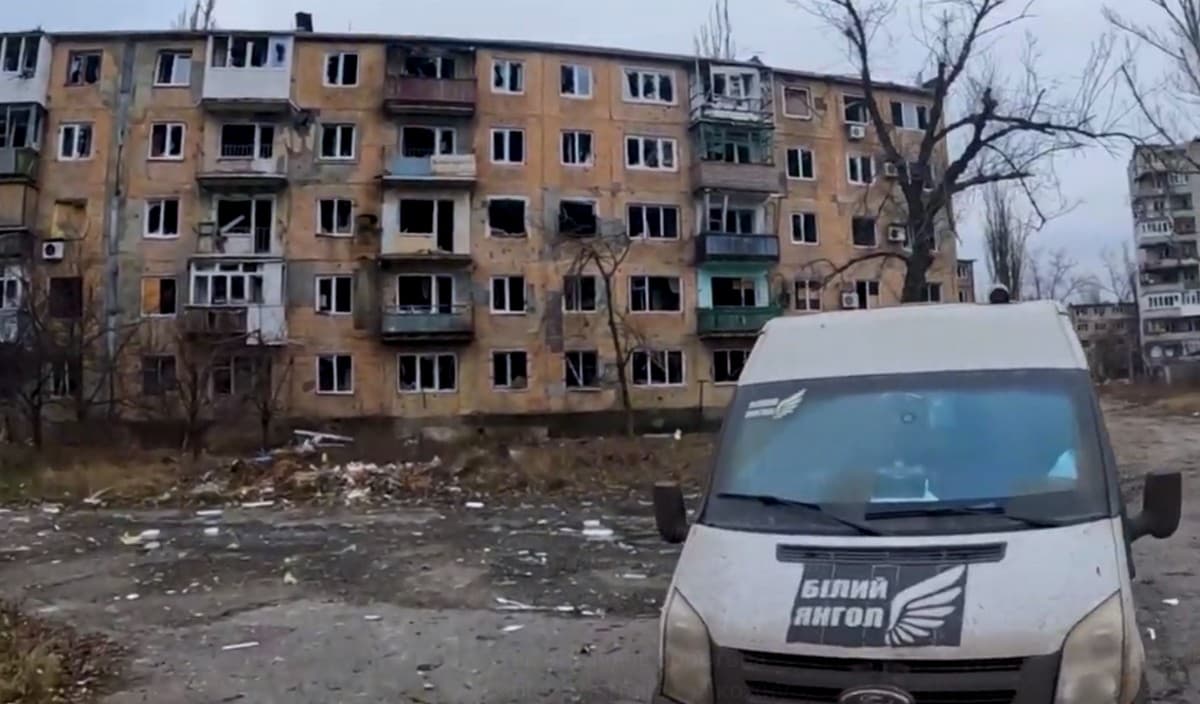 Сусіди постраждали від обстрілів: поліцейські вмовляли евакуюватись бабусю, яку попросили забрати з Авдіївки її онуки (відео)