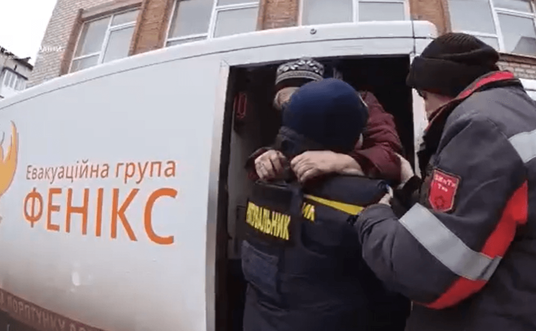 П'ять мешканців Авдіївки з пораненим чоловіком евакуювали рятувальники (відео)