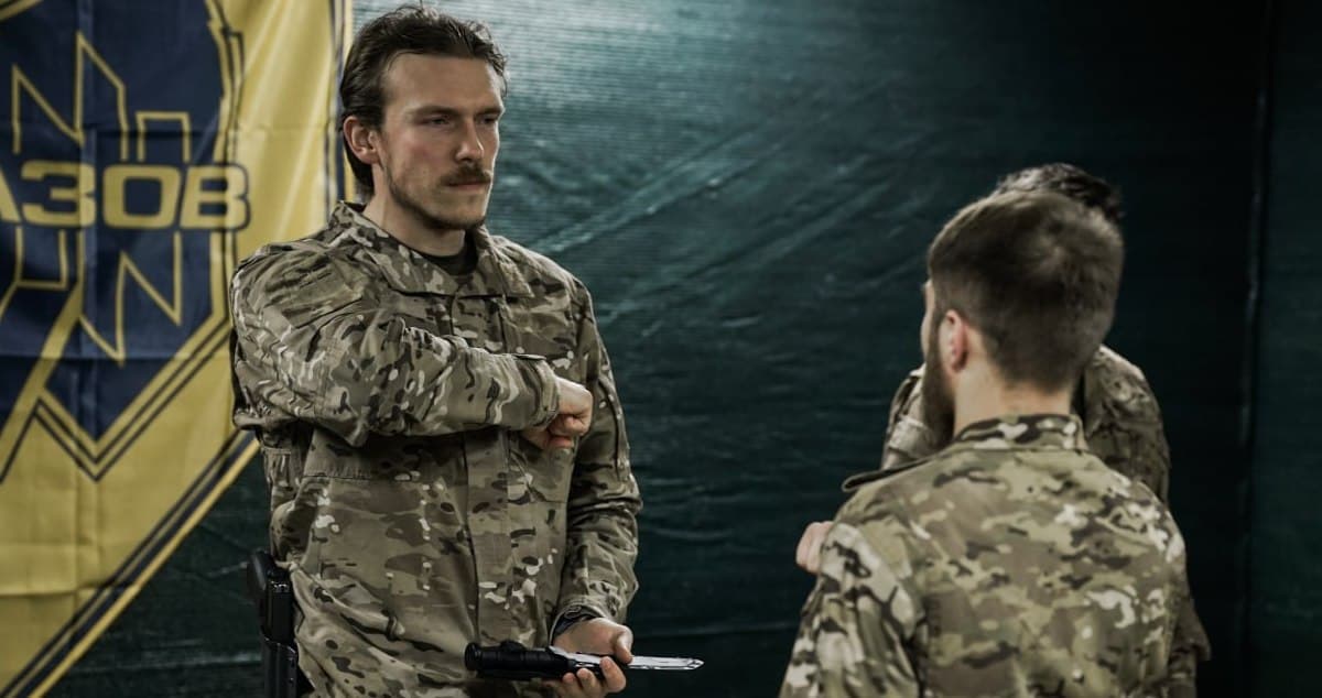 Командир бригади Азов Денис Прокопенко нагородив бійців іменними ножами (фото)