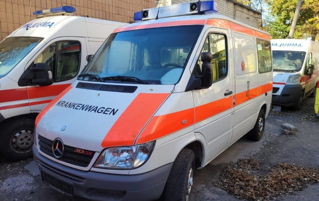 Студенти та викладачі Бахмутського коледжу допомогли ЗСУ придбати автомобіль швидкої допомоги