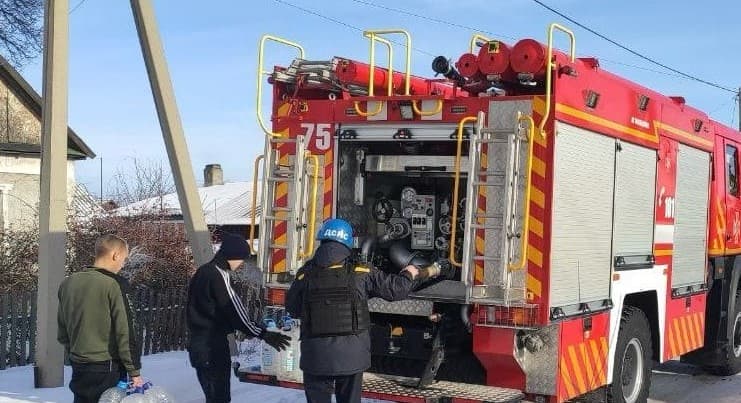 До Мирнограда та інших населених пунктів рятувальники підвозять воду місцевим