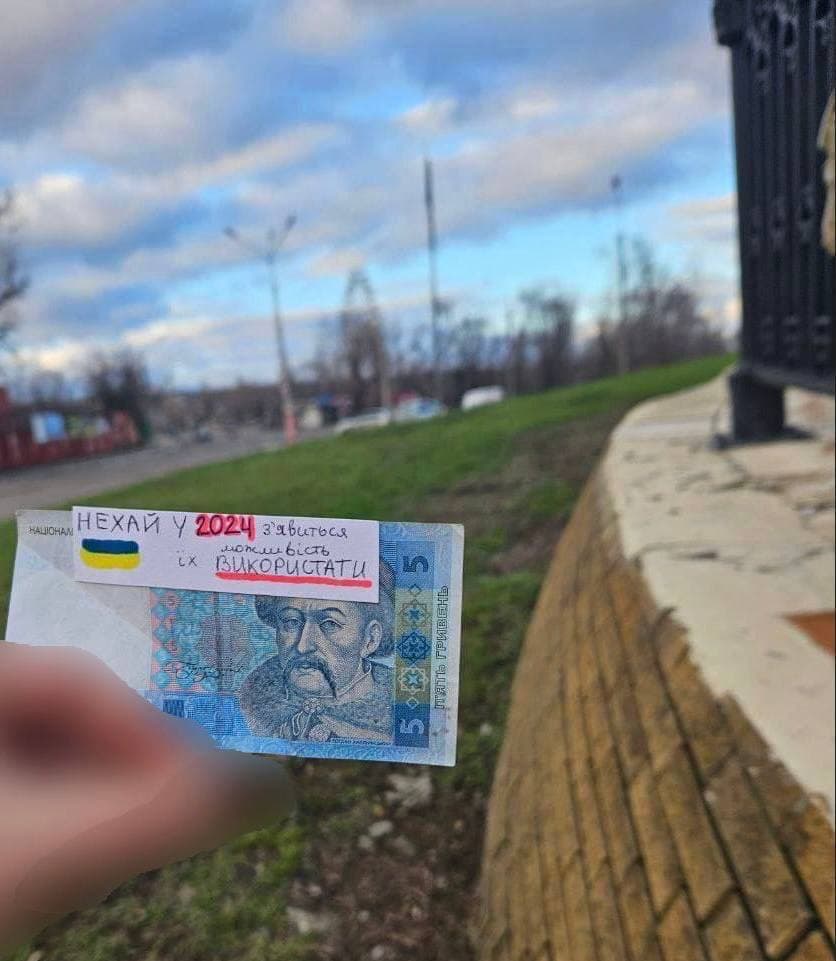 Активісти руху "Жовта Стрічка" в новорічні свята нагадали, що Луганськ, Донецьк, Горлівка, Макіївка — це Україна