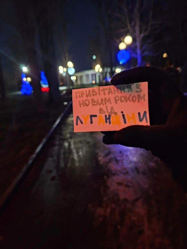 Активісти руху "Жовта Стрічка" в новорічні свята нагадали, що Луганськ, Донецьк, Горлівка, Макіївка — це Україна