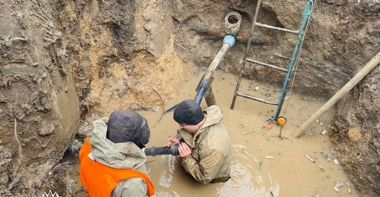 Вже другу добу комунальники ліквідовують аварійну ситуацію у Родинському
