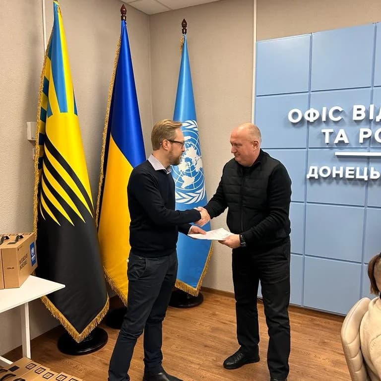 Голова офісу УВКБ ООН передав головам МВА на Донеччині сертифікати на ноутбуки