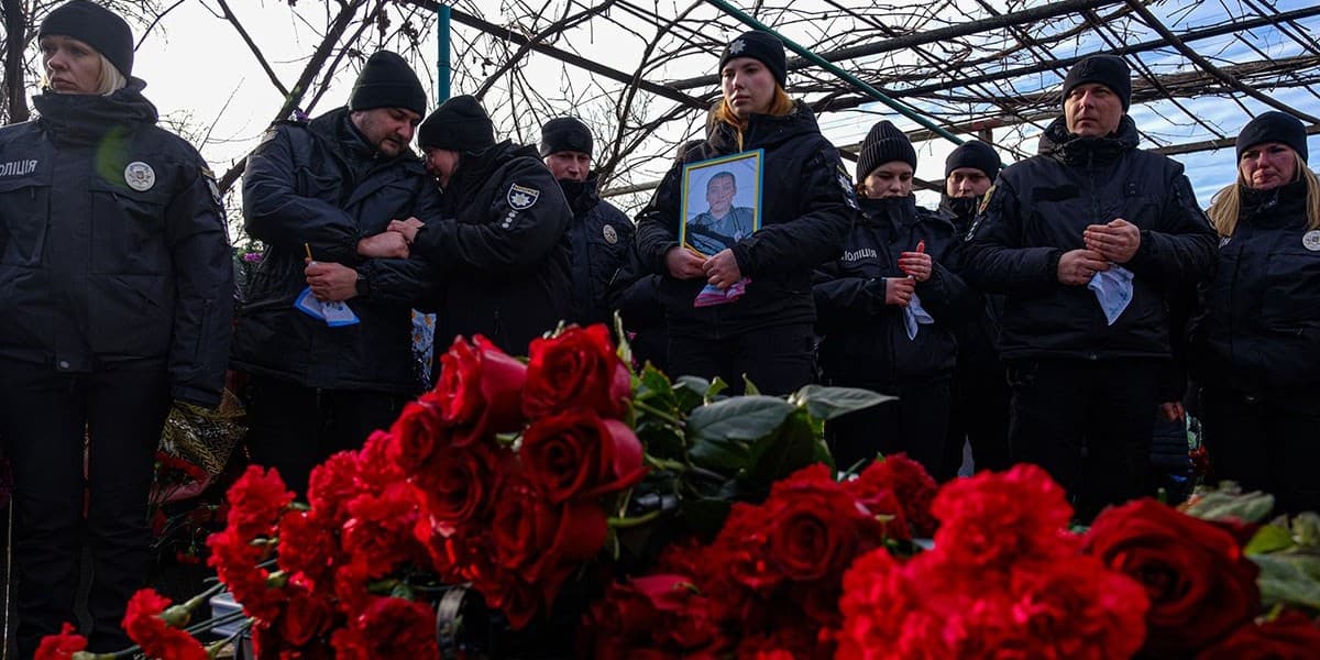 На Донеччині попрощалися з загиблими поліцейськими з Лимана і Краматорська (відео)