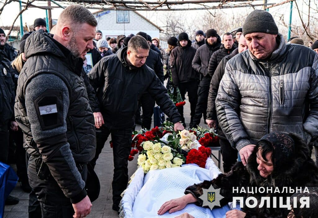 На Донеччині попрощалися з загиблими поліцейськими з Лимана і Краматорська (відео)