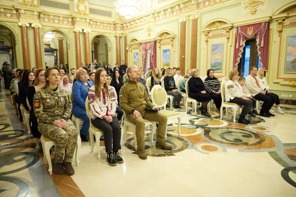 Родина загиблого на Донеччині рятувальника отримала сертифікат на квартиру від держави