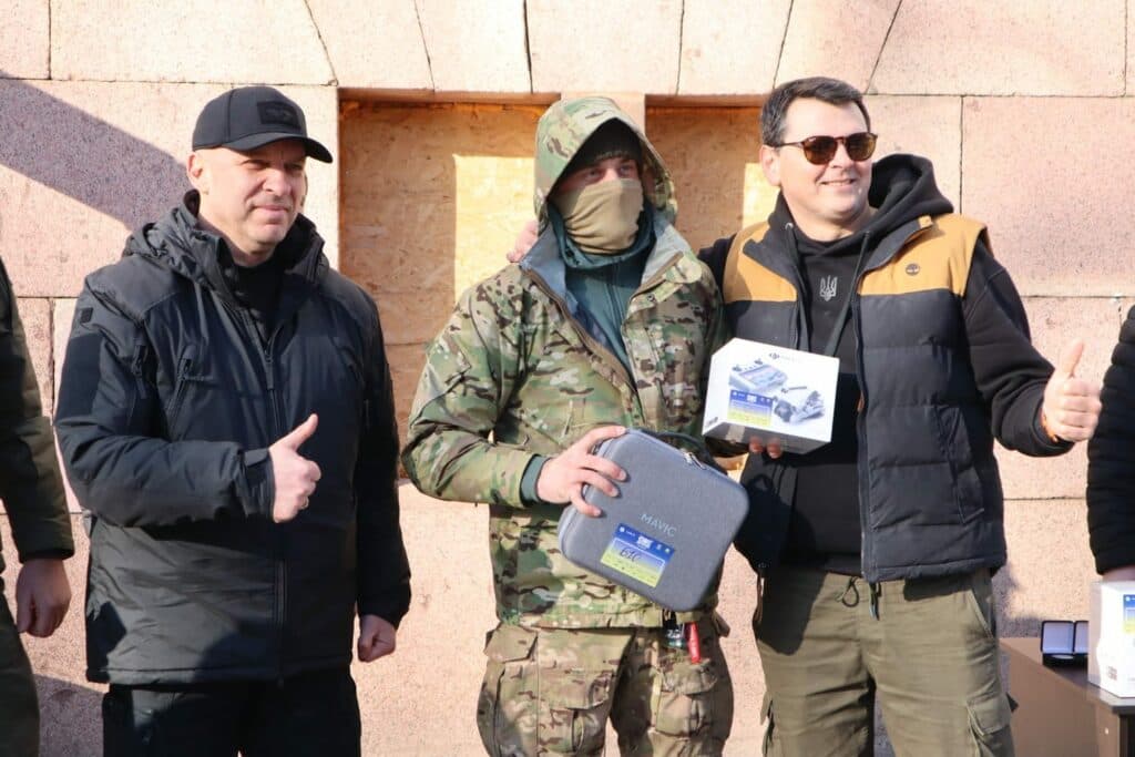 Волонтери передали військовим на Донеччину 10 дронів і партію гуманітарної допомоги (фото)