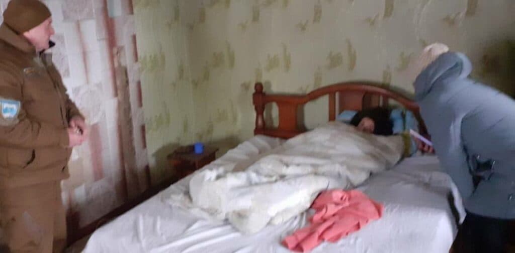 У селищі на Донеччині ледь не замерзла жінка у власному будинку