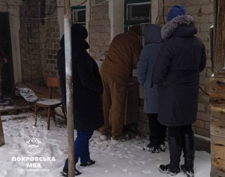 У селищі на Донеччині ледь не замерзла жінка у власному будинку