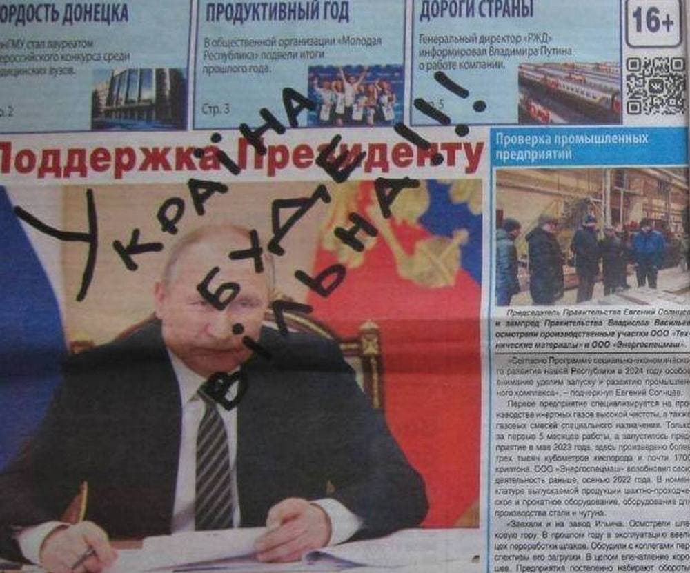 У Донецьку та Макіївці спротив знищує макулатуру окупантів (фото)