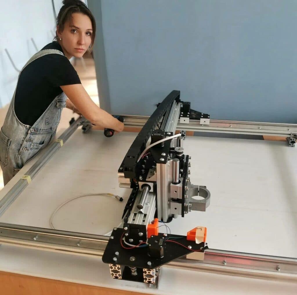 Меблі для укриттів із вторсировини виготовляє родина із Донецька у Києві