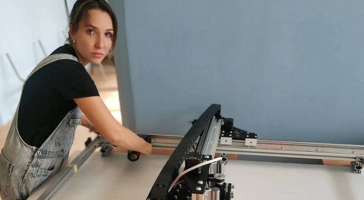 Меблі для укриттів із вторсировини виготовляє родина із Донецька у Києві