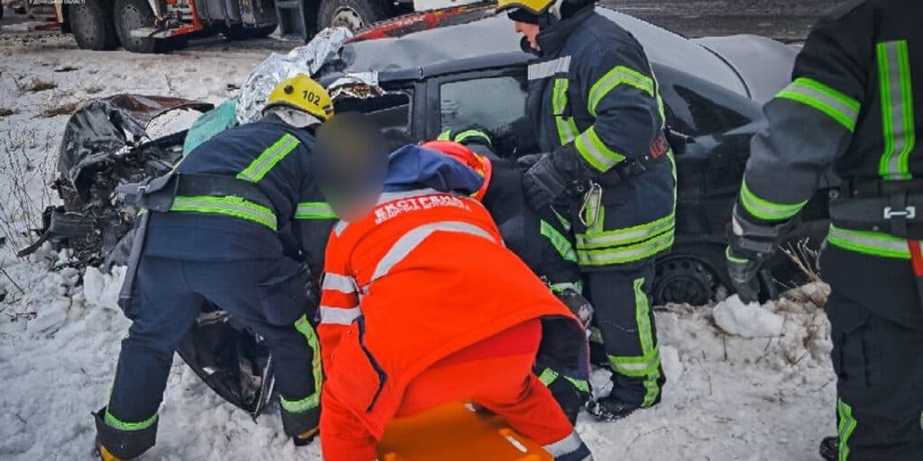 У Краматорському районі на місці ДТП рятувальники деблокували двох людей з понівечених автівок (фото)