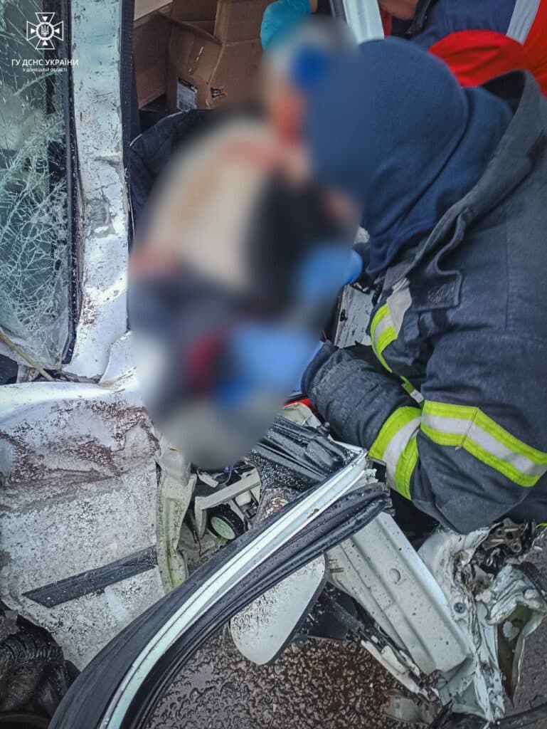 У Краматорському районі на місці ДТП рятувальники деблокували двох людей з понівечених автівок (фото)