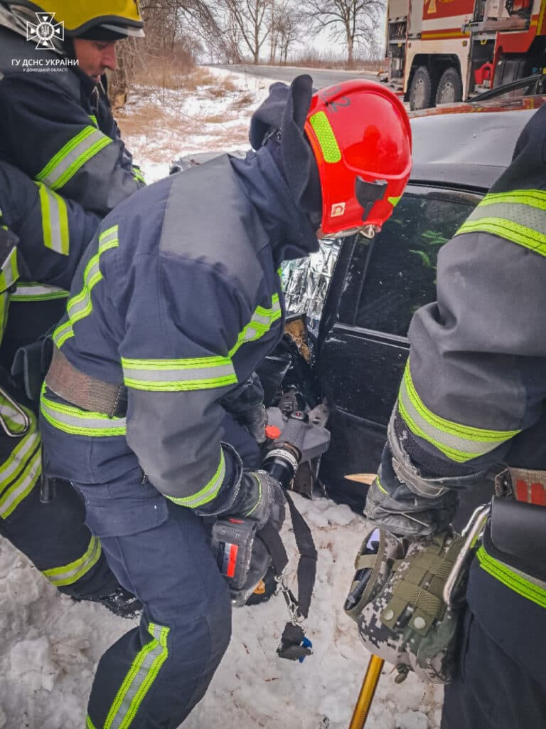 У Краматорському районі на місці ДТП рятувальники деблокували двох людей з понівечених автівок (фото)