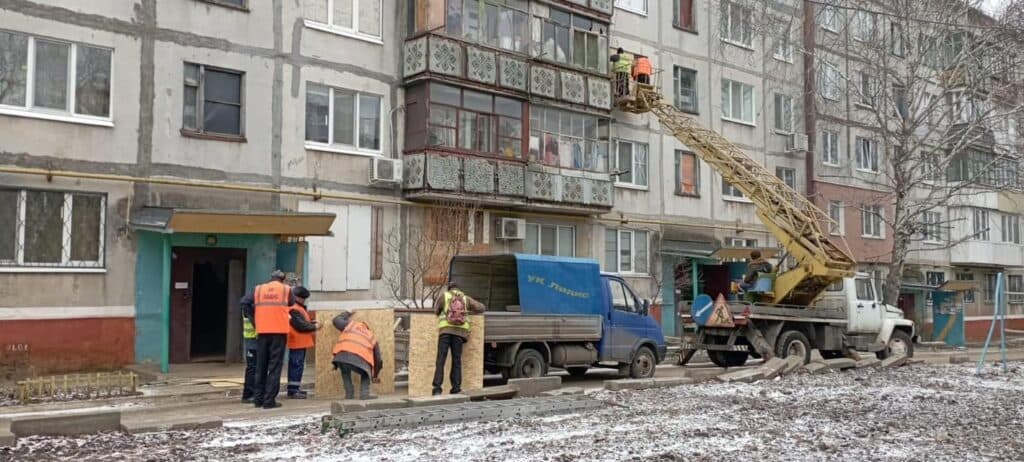 У Краматорську ліквідовують наслідки російського ракетного удару (фото)