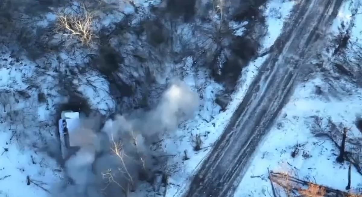 У Серебрянському лісі на Луганщині чергову українські аеророзвідники вистежили транспортер росіян