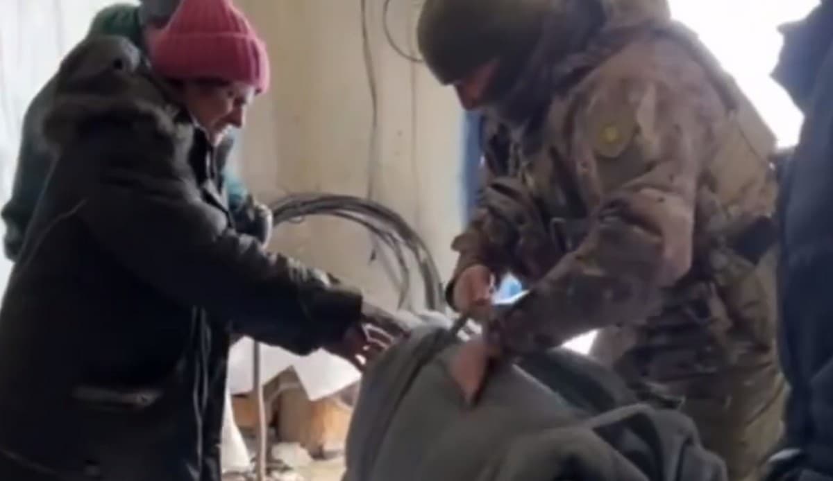 Поліцейські доставили допомогу в деокуповані села Луганщини (відео)