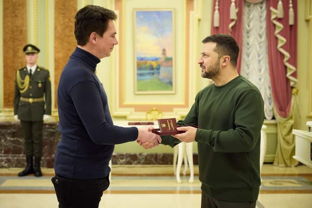 Зеленський відзначив лікаря, який рятував життя військових та містян у напівзруйнованій Попасній