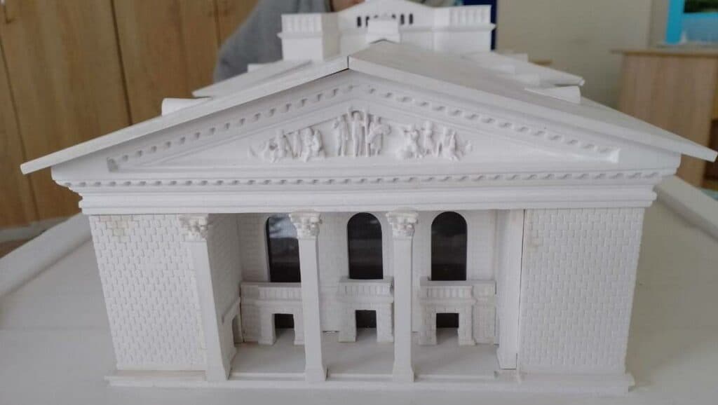 У Рівному зробили модель Драмтеатру Маріуполя