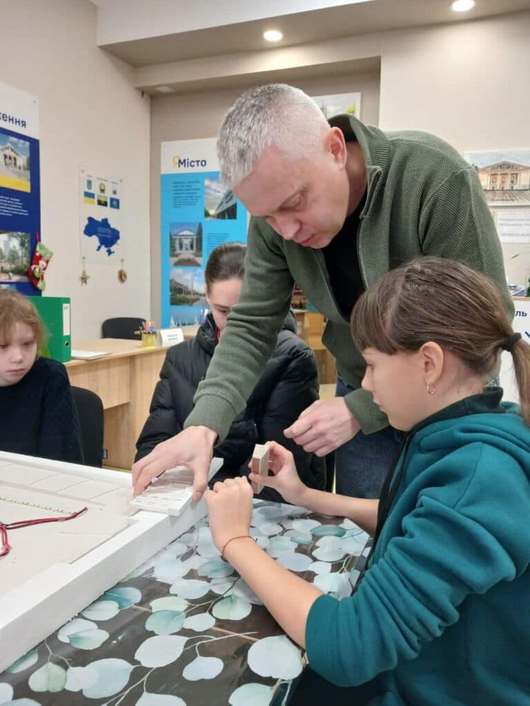 У Рівному зробили модель Драмтеатру Маріуполя