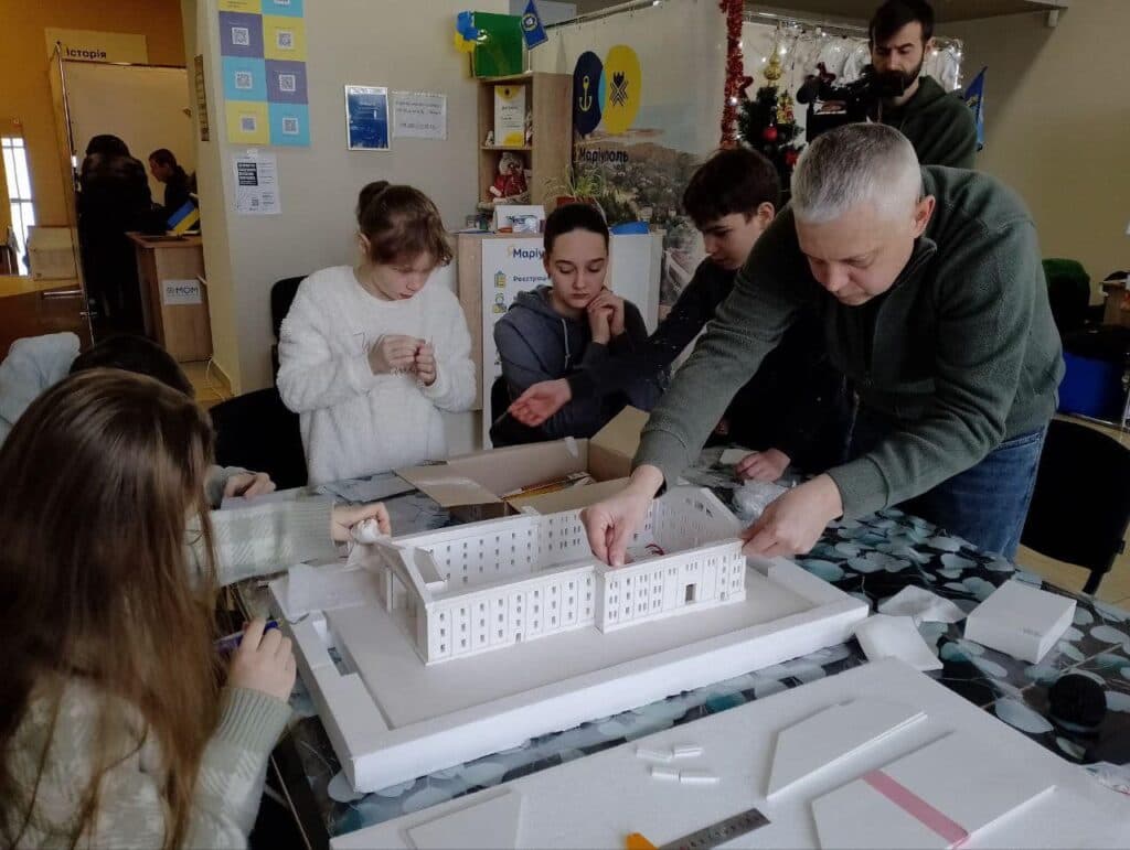 У Рівному зробили модель Драмтеатру Маріуполя