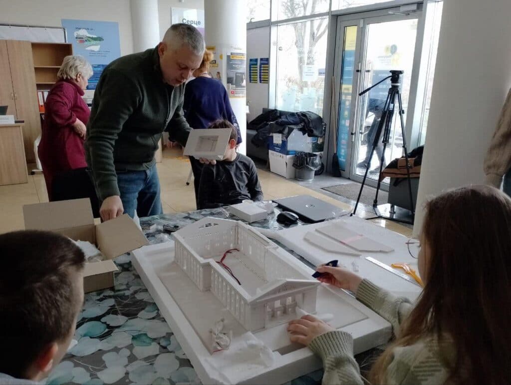 У Рівному зробили модель Драмтеатру Маріуполя