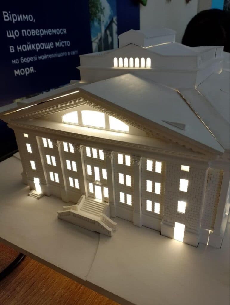 У Рівному зробили модель Драмтеатру Маріуполя