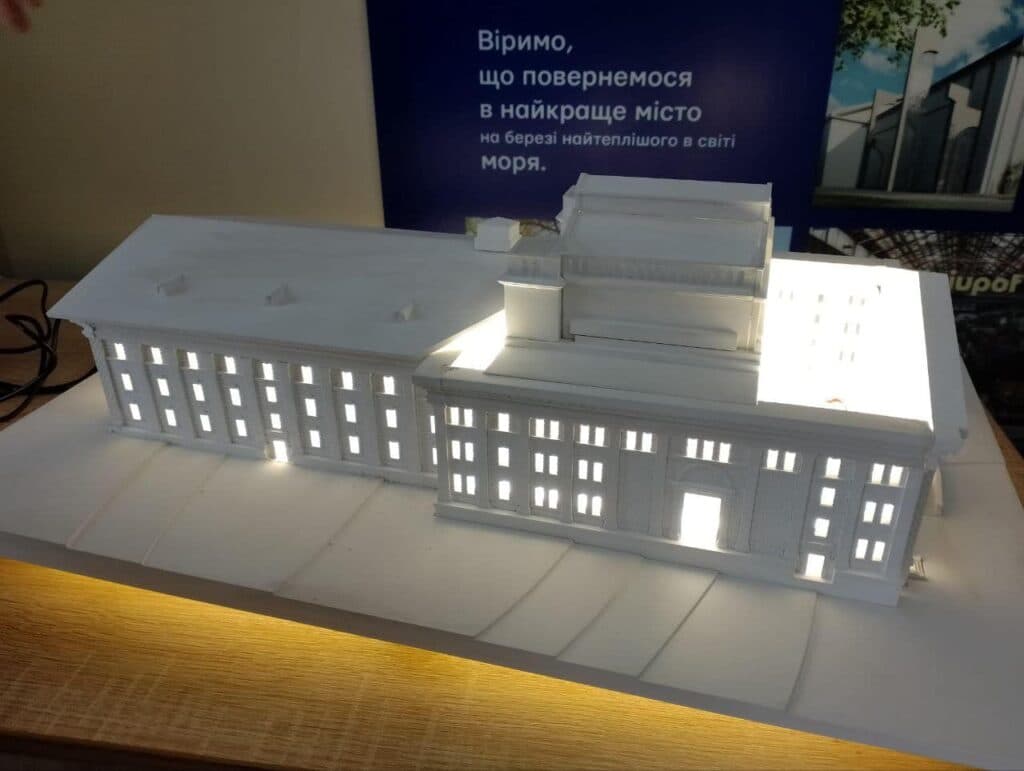 У Рівному зробили модель Драмтеатру Маріуполя