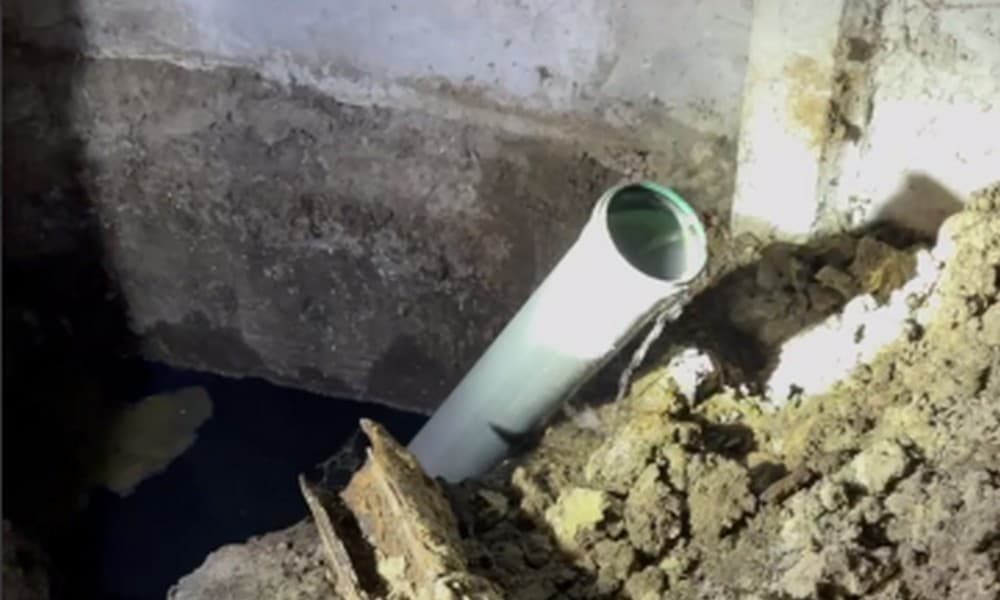 Маріупольців третій місяць затоплює каналізацією, — міськрада